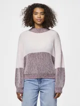 Sweater de punto suave color rosa con bloque de color borgoña en el centro y cuello alto.