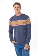 Remera de algodón azul con franjas en tonos dorado y rosa, de manga larga y corte redondo.