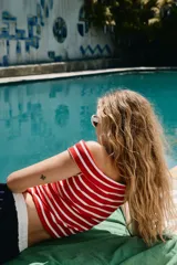 Top ajustado de punto acanalado a rayas rojas y blancas, con hombros descubiertos y escote ancho doblado.