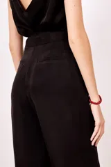 Pantalón palazzo negro de tiro alto.