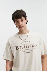 Remera color crema de manga corta con cuello redondo y estampado frontal con la palabra 'Resilience' en tipografía gótica.