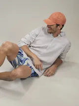 Camisa verde militar de manga larga, confeccionada en mezcla de lino y algodón. Tiene cuello clásico, cierre con botones y un bolsillo en el pecho.