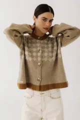 Cárdigan marrón con diseño de rombos en tonos rojizos y beige. Tiene cuello redondo, cierre frontal con botones y mangas largas con puños acanalados.