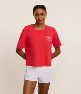 Remera cropped deportiva de microfibra color rojo, con cuello redondo, mangas cortas y lettering "SRC: Sport Running Club" estampado en el pecho.