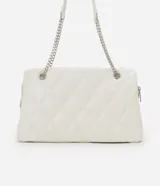 Bolso de hombro mediano color blanco con diseño acolchado en forma de rombos. Tiene asa de cadena plateada, cierre de cremallera y bolsillo frontal con botón a presión.