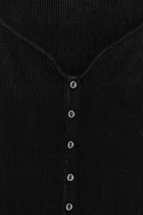 Vestido midi negro de tejido de punto acanalado, manga larga y escote corazón. Presenta una hilera de botones decorativos en el frente y una abertura en el bajo.