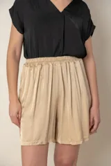 Short color beige de satén de seda con cintura elastizada y bolsillos laterales.