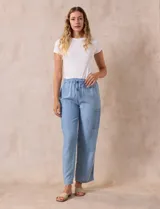 Pantalón cargo de lyocell color celeste, marca Zac & Rachel. Tiene pretina ancha elastizada con lazo, bolsillos laterales y corte wide.