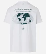 Remera blanca de algodón con corte clásico, cuello redondo y mangas cortas. Presenta estampado frontal con una brújula, un mapa y la inscripción "Sun Route Sailboat".