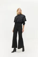 Pantalón de vestir blanco con finas rayas verticales negras, de corte palazzo y cintura alta.