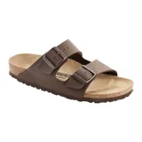 Sandalias Birkenstock Arizona con dos correas ajustables y hebillas metálicas.