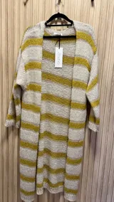 Saco largo de punto con rayas horizontales color mostaza y lurex dorado.