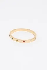 Pulsera rígida tipo esclava de color dorado con cierre de bisagra, decorada con cristales de colores incrustados y letras grabadas en la superficie.