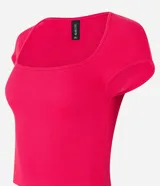 Blusa roja de ribana con escote cuadrado y mangas cortas.