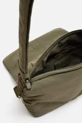 Bandolera negra de nylon con solapa y cierre magnético. Tiene correa ajustable con mosquetón y bolsillo interior.