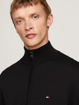 Sweater negro de algodón con cuello perkins y cierre de cremallera en la parte delantera.