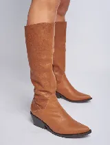 Bota de caña alta color beige, confeccionada en gamuza, con taco de madera y punta fina.