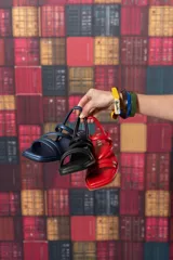 Sandalias chatas con tiras gruesas cruzadas en el empeine, color azul metálico.