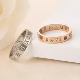 Anillo plateado de acero quirúrgico con números romanos grabados y una circonita engarzada.