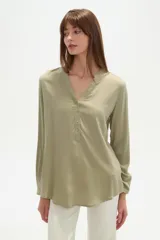 Blusa de viscosa con cuello mao y abertura frontal con botones. Presenta un estampado de rayas verticales finas en tonos azul claro, blanco, marrón y azul oscuro.