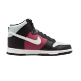 Championes Nike Dunk High de caña alta, con base blanca, superposiciones en color borgoña, detalles en negro y logo swoosh en blanco.