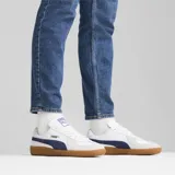 Zapatillas de estilo casual en blanco y azul, con detalles en gamuza y suela de goma.