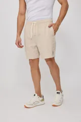 Bermuda de algodón color beige con cordón ajustable en la cintura.