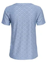 Camiseta celeste de manga corta con tejido calado y cuello redondo.
