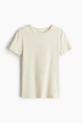 Remera color crema de punto acanalado de algodón, de corte entallado, con cuello redondo ribeteado y mangas cortas.