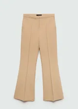 Pantalón de vestir color beige, de tiro medio y corte acampanado.