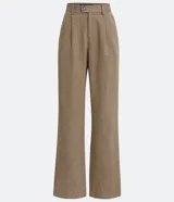 Pantalón de vestir de corte ancho, color marrón con textura tweed. Tiene cintura alta con trabillas, pliegues frontales, bolsillos laterales y un bolsillo trasero.