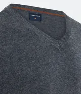 Suéter gris de tejido de punto con cuello en V y mangas largas.