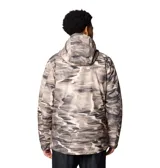 Campera Columbia Whirlibird V para hombre, con estampado camuflado en tonos beige y gris. Cuenta con tecnología Omni-Tech™ impermeable y transpirable, forro termorreflectante Omni-Heat™ y aislamiento Thermarator™.