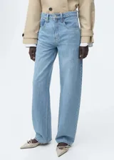 Pantalón de jean celeste, de corte recto, con tiro alto y cinco bolsillos.