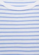 Camiseta de algodón a rayas horizontales azules y blancas, de corte recto, manga corta y cuello redondo.