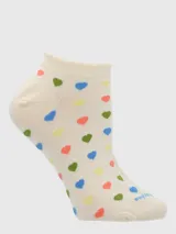 Calcetines cortos de punto color crema con puño festoneado y estampado de corazones pequeños en tonos pastel (verde, azul, amarillo, coral).