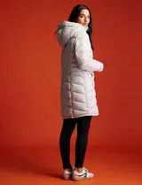 Campera de abrigo verde de Michael Kors con cierre metálico y capucha ajustable.