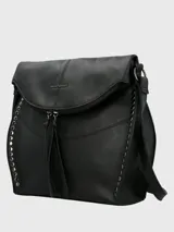 Cartera bandolera negra de ecocuero con tachas plateadas. Tiene cierre principal con cremallera, solapa con bolsillo con cierre, bolsillo interior con cierre, bolsillo trasero con cierre y correa ajustable y removible.