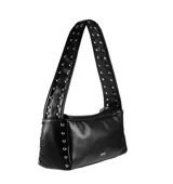 Bolso de hombro negro de cuero sintético, con forma rectangular y cierre superior. La correa es ancha y está decorada con tachas metálicas plateadas a lo largo de ambos bordes. El lateral del bolso también presenta tachas.