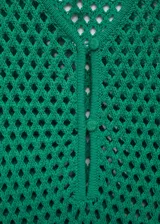 Vestido largo de crochet color verde, con escote en V y tirantes anchos.