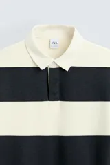 Sudadera azul marino de corte regular con cuello polo blanco de solapa y cierre frontal de botonadura oculta.