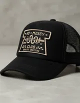 Gorra trucker negra con parche bordado en el frente con el texto "No Mercy Club Since 19' Quality Matters" e imagen de una serpiente atravesada por una espada.
