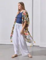 Kimono tejido con estampado abstracto multicolor, mangas amplias estilo japonés y terminación de ruedo con borlas amarillas.