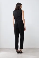 Pantalón sastrero negro de corte recto.