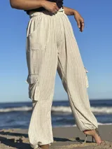 Pantalón de tela rayada rosa y blanco, de corte amplio y cintura elastizada.