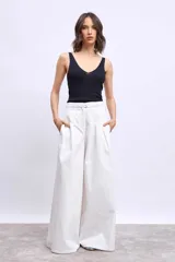 Top tejido de punto color azul marino, con escote en V y tirantes anchos.