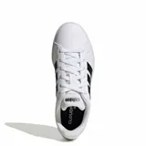 Championes Adidas Grand Court Base 3.0, color blanco con las tres franjas laterales en negro y suela blanca.