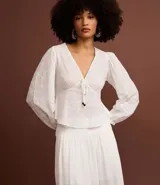 Pollera evasé midi color blanco, confeccionada en viscolino con 30% de lino, con lastex en la parte trasera de la cintura y forro interno.