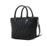Cartera tipo tote bag color negro, con diseño tejido formando rombos y logo XL Extra Large al frente en símil cuero. Tiene acceso con cierre, un bolsillo interno con cierre y otro abierto. Incluye correa regulable y herrajes color bronce.