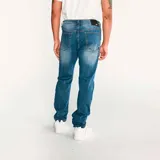 Pantalón de jeans de calce slim, color azul oscuro. Confeccionado con algodón y poliéster reciclado con spandex. Diseño de cinco bolsillos y logo CAT en la parte trasera.